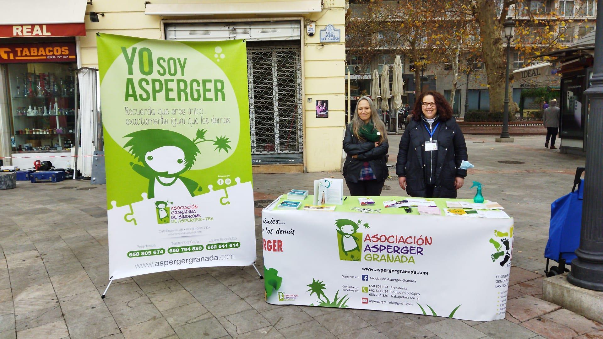 Stand informativo con Tamara y Pilar